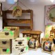 Magazin de artizanat - imagine cu butoiase si articole lemn